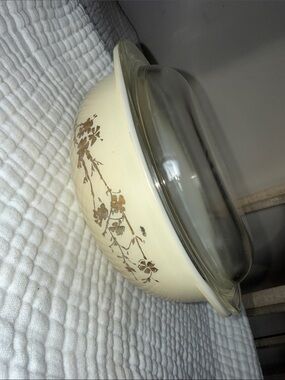 Pyrex golden branch hospitality promotional 024 2 qt round casserole 684 lid